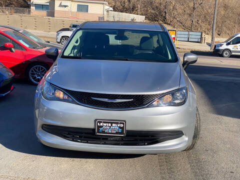 2017 Chrysler Pacifica for sale at Lewis Blvd Auto Sales in Sioux City IA