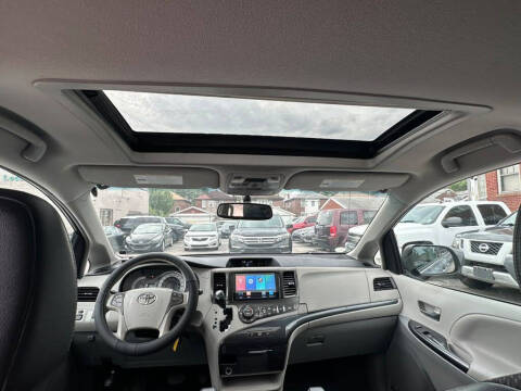 2012 Toyota Sienna SE 8-Passenger