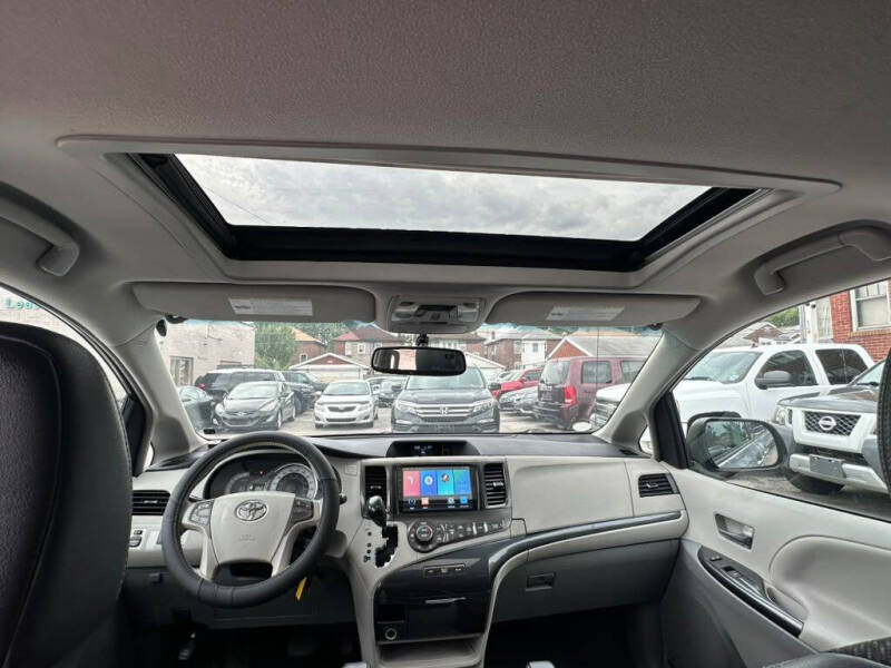 2012 Toyota Sienna SE 8-Passenger