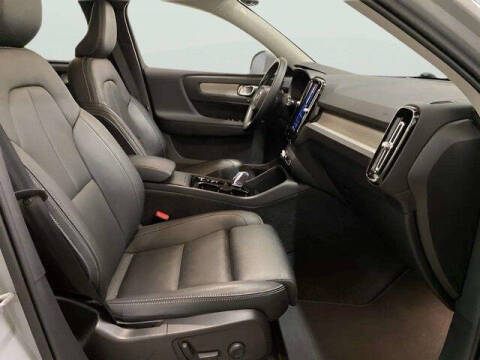 2025 Volvo XC40 B5 Plus Bright Theme