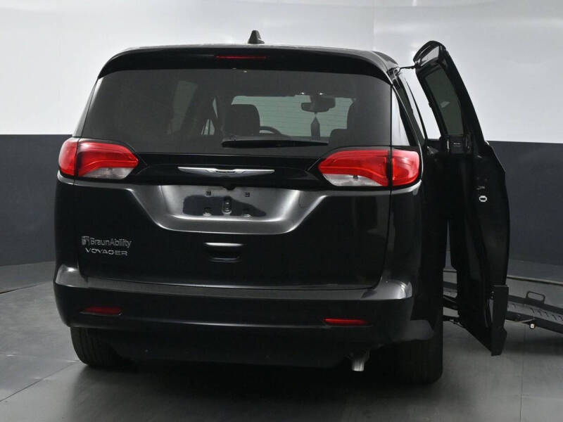 2023 Chrysler Voyager LX