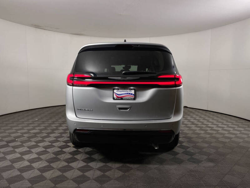 2024 Chrysler Pacifica Touring L photo 25