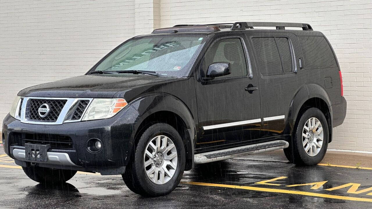 black nissan pathfinder 2010