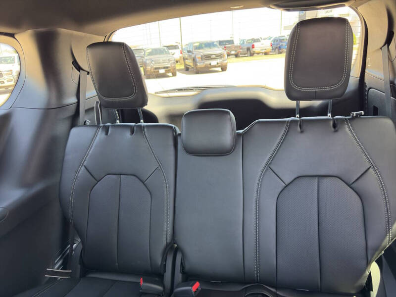 2027 Chrysler Pacifica Select