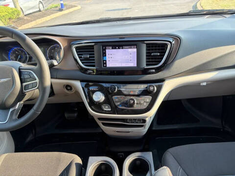 2022 Chrysler Voyager LX