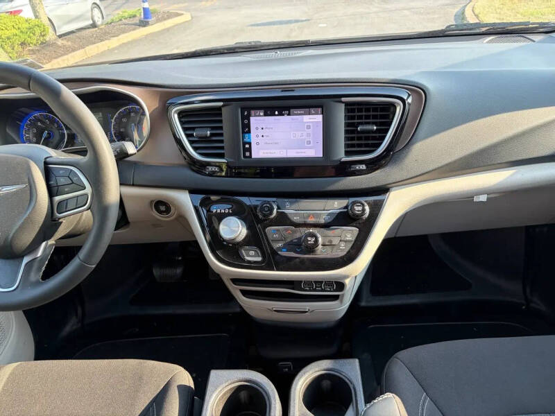 2022 Chrysler Voyager LX