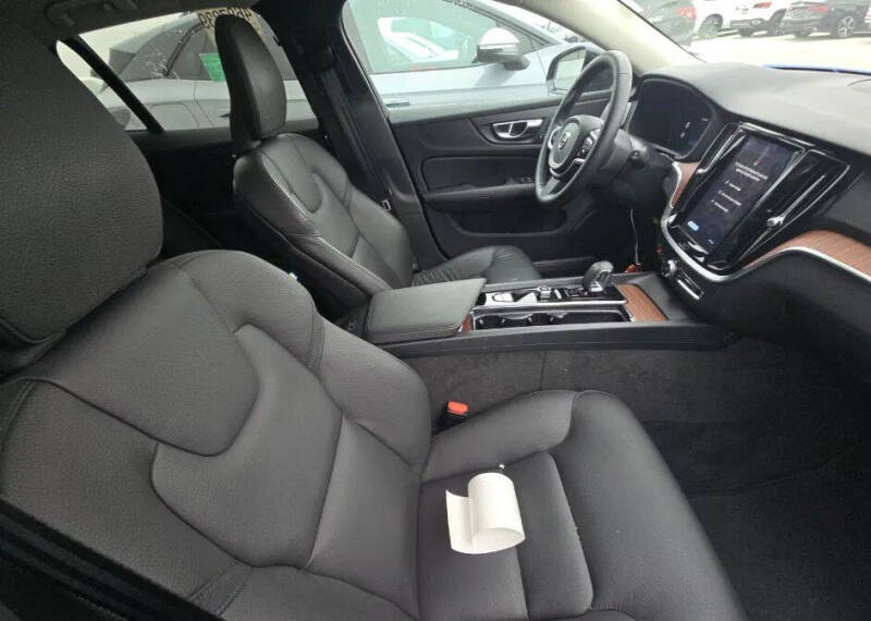 2025 Volvo V60 Cross Country B5 Plus