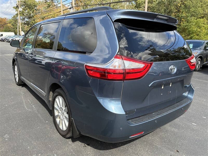 2017 Toyota Sienna XLE Premium 7-Passenger