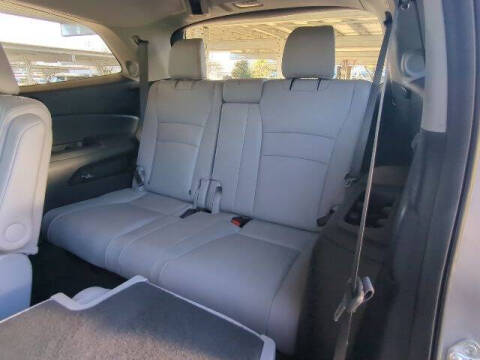 2022 Honda Pilot Touring w/Rear Captain's Chairs