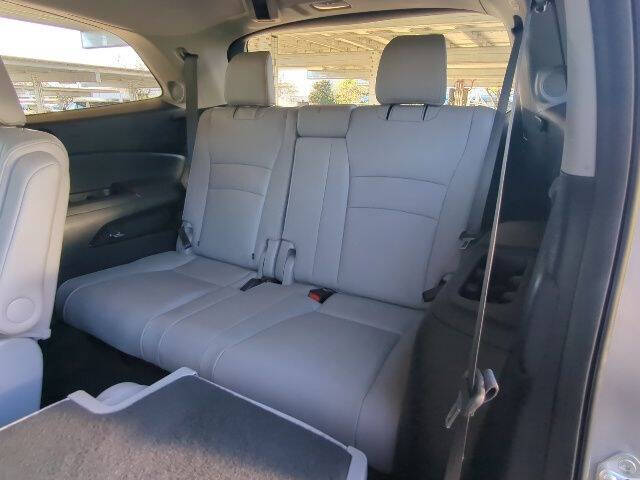 2022 Honda Pilot Touring w/Rear Captain's Chairs