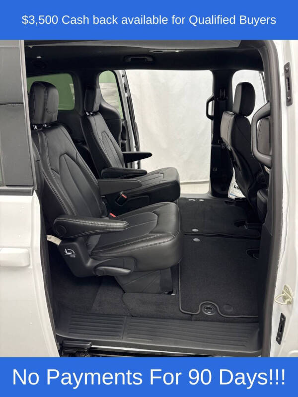 2026 Chrysler Pacifica Select