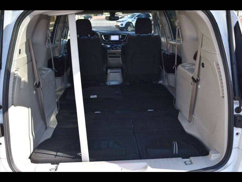 2022 Chrysler Voyager LX