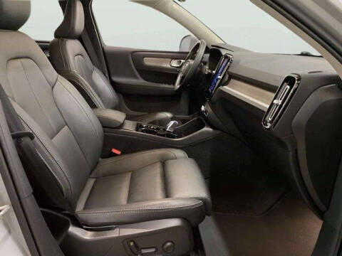 2025 Volvo XC40 B5 Plus Bright Theme