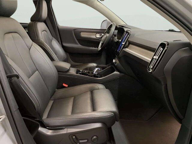 2025 Volvo XC40 B5 Plus Bright Theme