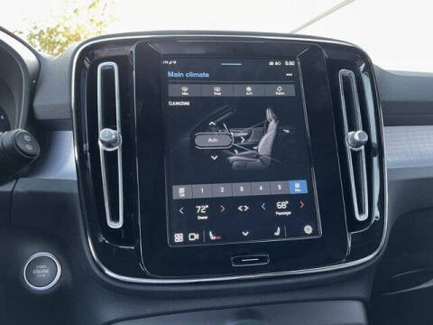 2025 Volvo XC40 B5 Core Bright Theme