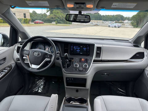 2017 Toyota Sienna XLE 8-Passenger