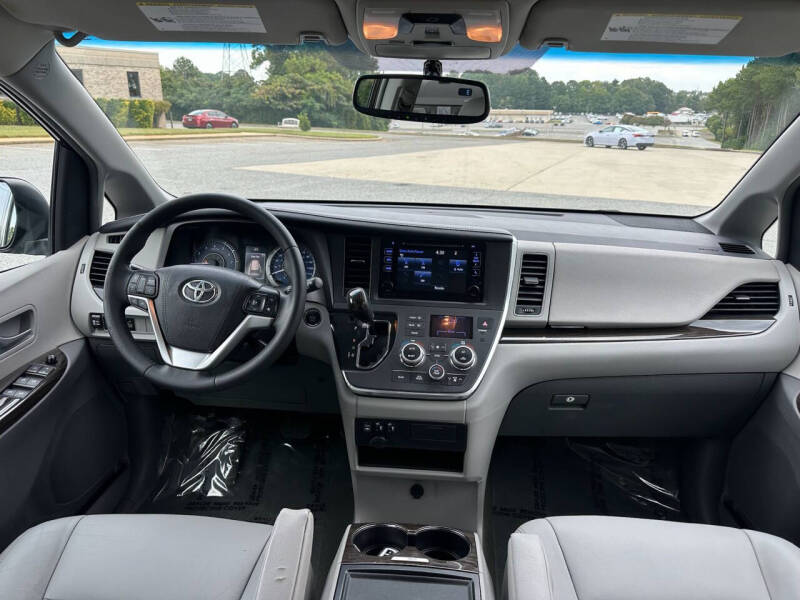 2017 Toyota Sienna XLE 8-Passenger