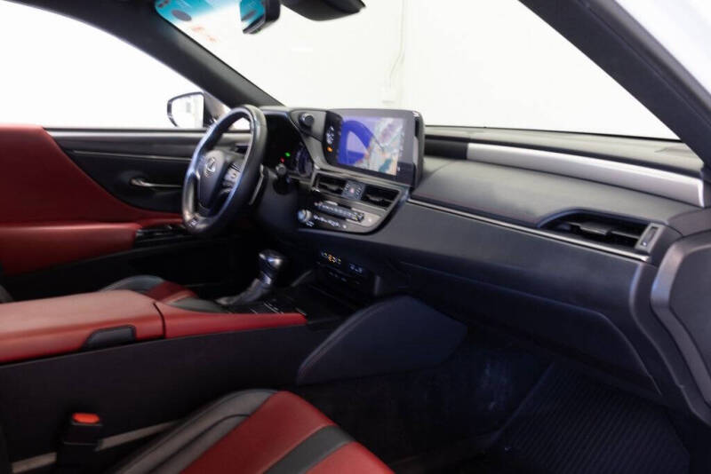 2022 Lexus ES 300h F SPORT