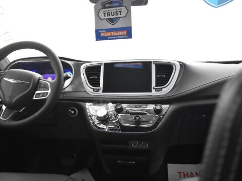 2025 Chrysler Pacifica Select