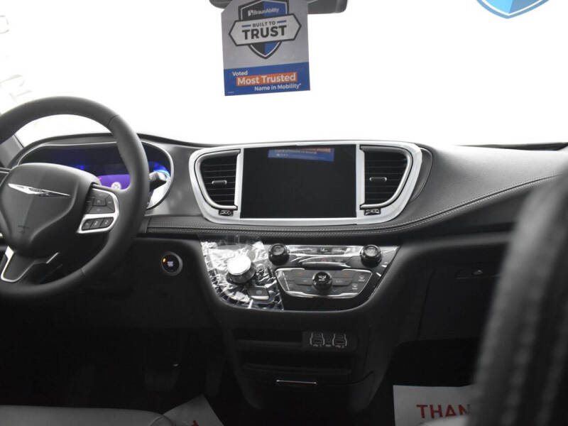 2025 Chrysler Pacifica Select