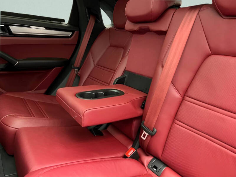 2023 Porsche Cayenne Coupe Platinum Edition