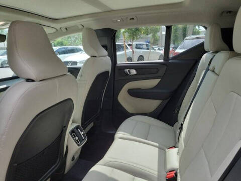 2024 Volvo XC40 B5 Ultimate Dark Theme