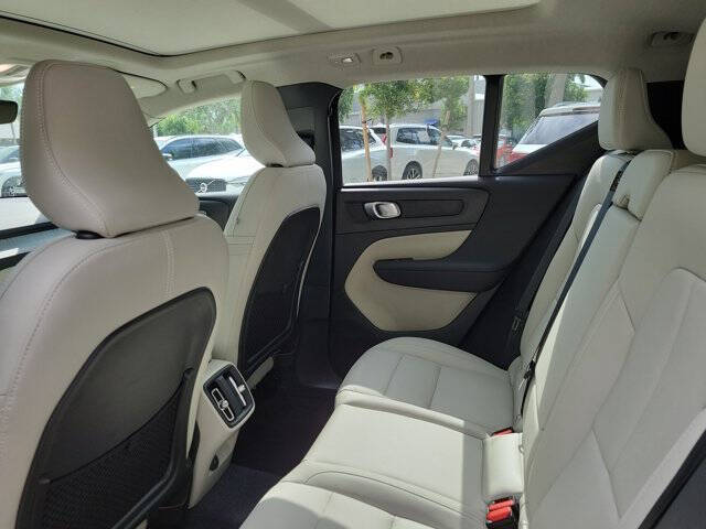 2024 Volvo XC40 B5 Ultimate Dark Theme