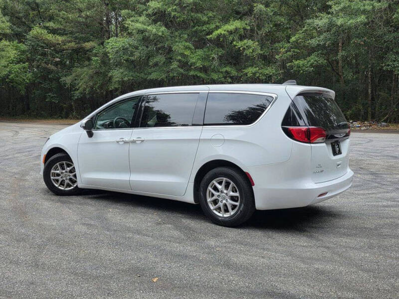 2022 Chrysler Voyager LX