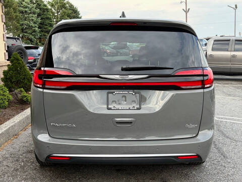 2025 Chrysler Pacifica Select