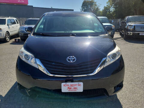 2013 Toyota Sienna LE 8-Passenger