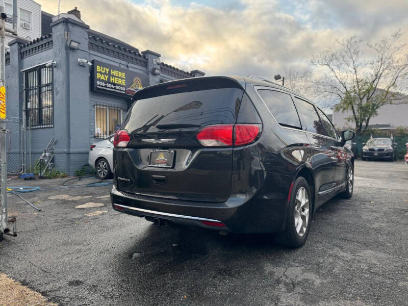 2017 Chrysler Pacifica Touring-L Plus