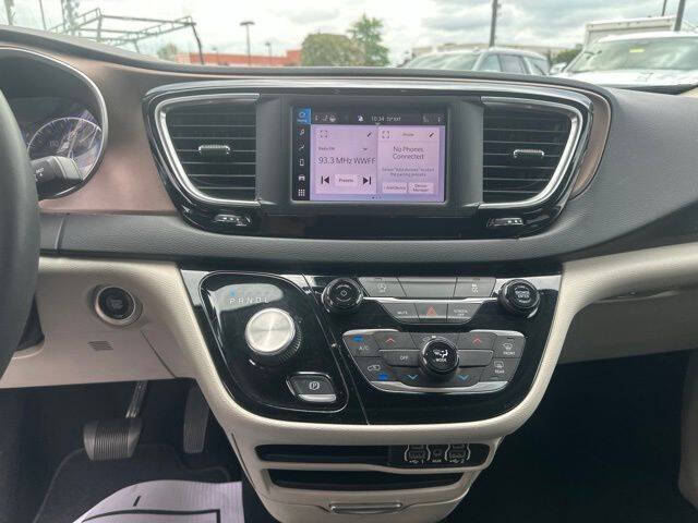2023 Chrysler Voyager LX