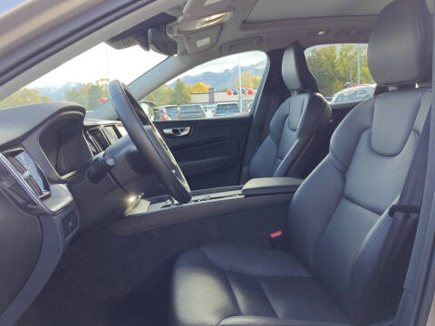 2025 Volvo XC60 B5 Core Dark Theme