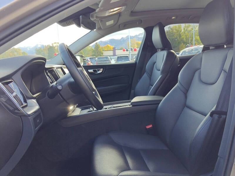 2025 Volvo XC60 B5 Core Dark Theme