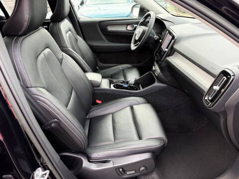 2023 Volvo XC40 B5 Plus Bright Theme