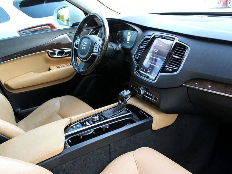 2016 Volvo XC90 T6 Momentum