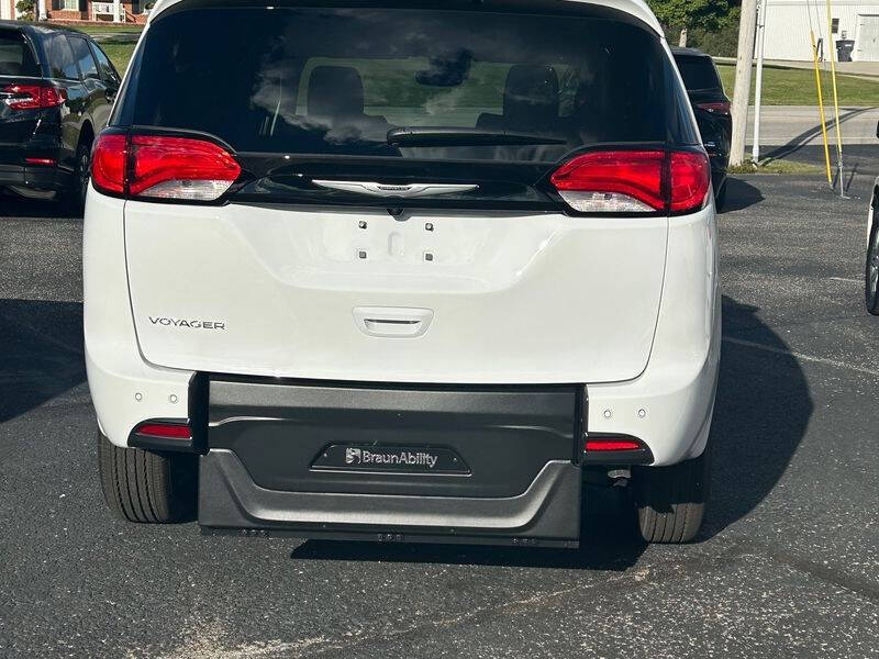 2025 Chrysler Voyager LX