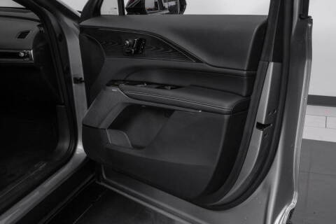 2024 Cadillac LYRIQ Luxury 3