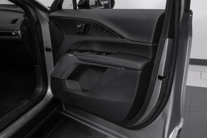 2024 Cadillac LYRIQ Luxury 3