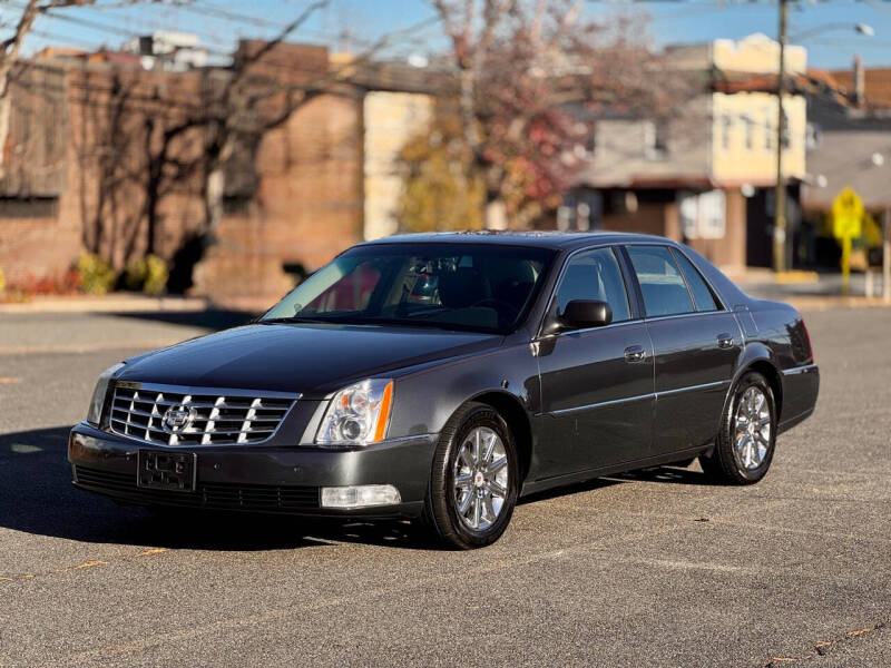 Cadillac DTS's photo