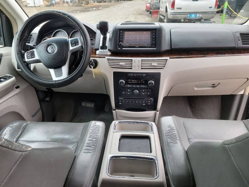 2011 Volkswagen Routan SEL Premium