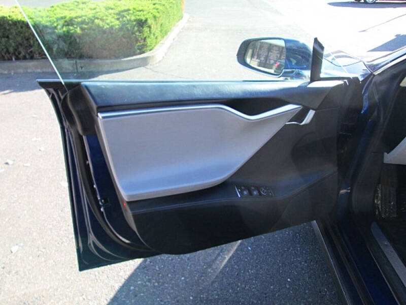 2015 Tesla Model S 90D