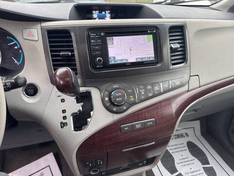 2012 Toyota Sienna XLE 7-Passenger Auto Access Seat