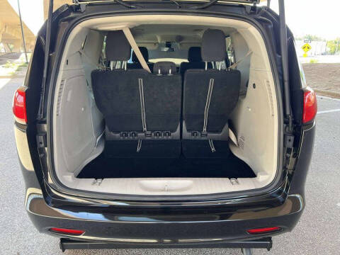 2022 Chrysler Voyager LX