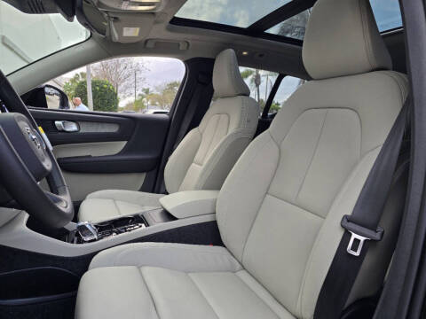 2025 Volvo XC40 B5 Plus Bright Theme