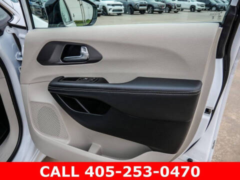 2024 Chrysler Pacifica Plug-In Hybrid Select