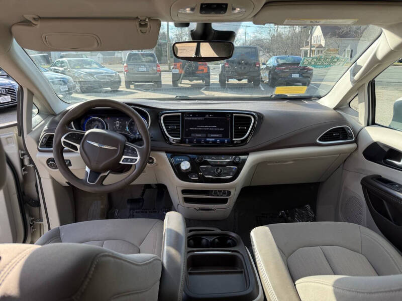 2021 Chrysler Pacifica Touring photo 17