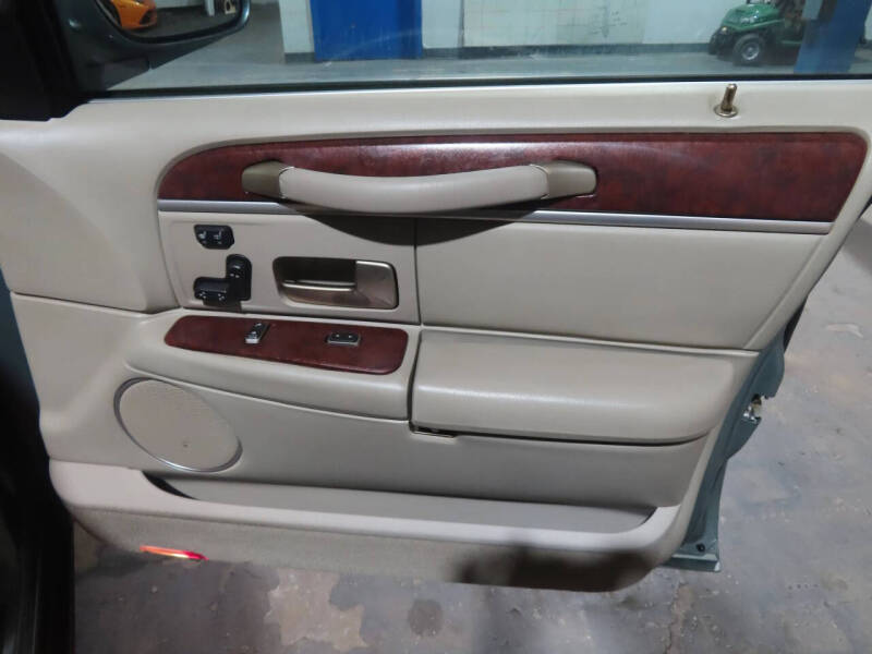 2003 Lincoln Town Car Signature