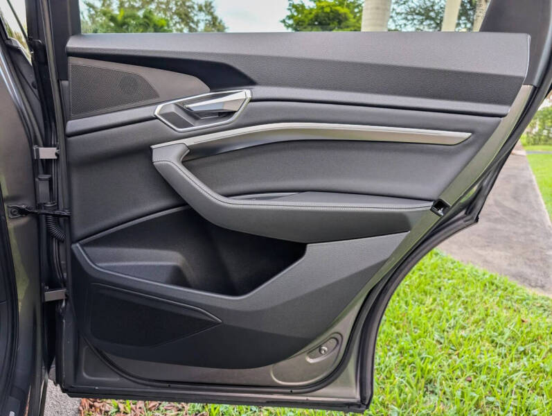 2021 Audi e-tron quattro Premium