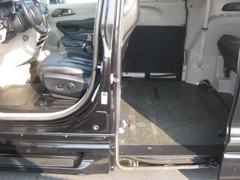 2017 Chrysler Pacifica Touring-L